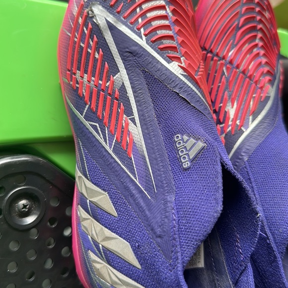 BOYS PREDATOR ADIDAS SOCCER CLEATS ….. GENTLY WORN …..EUC. $200 - Picture 3 of 8